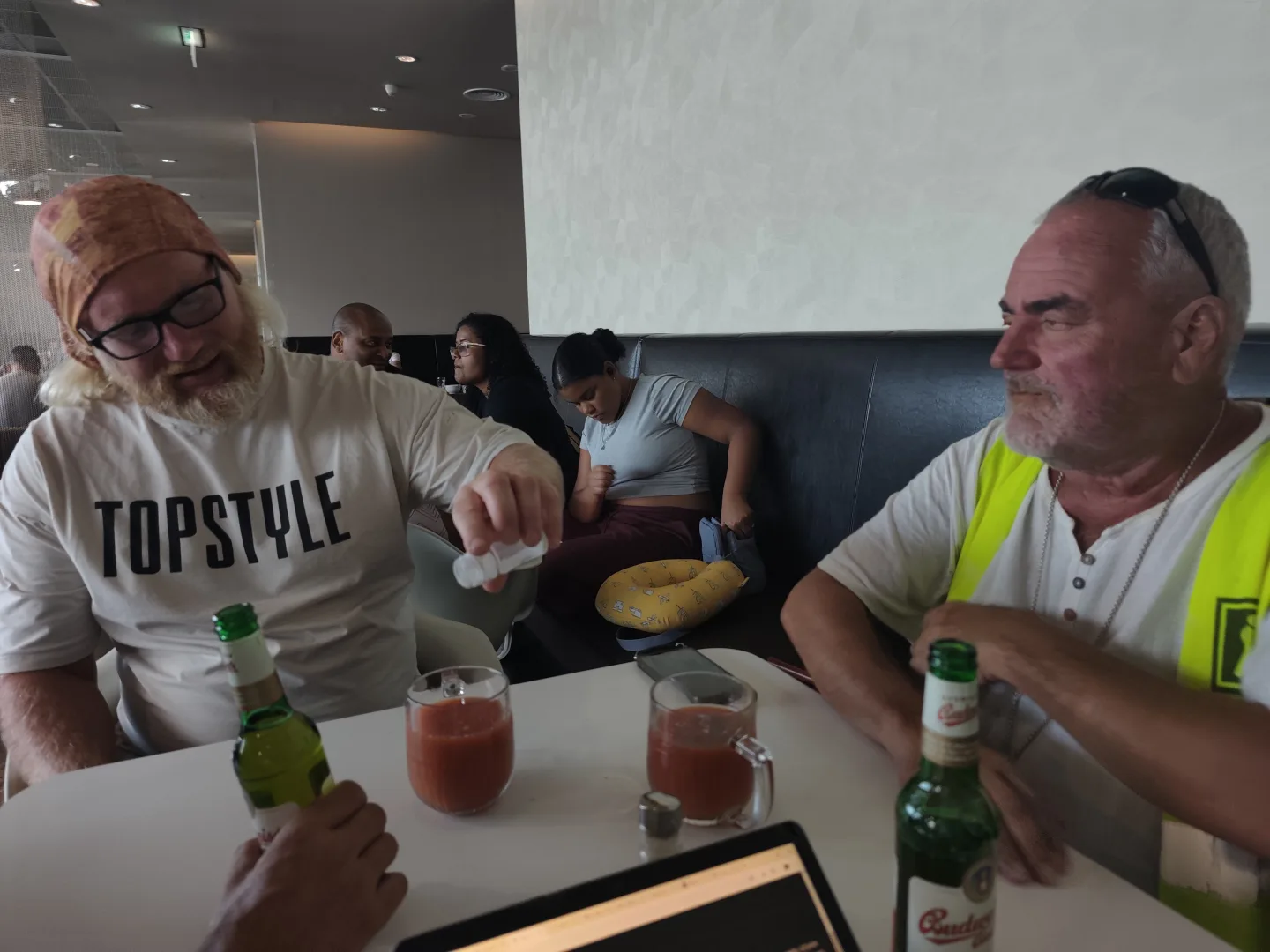 Bloody Mary v salonku na letišti.