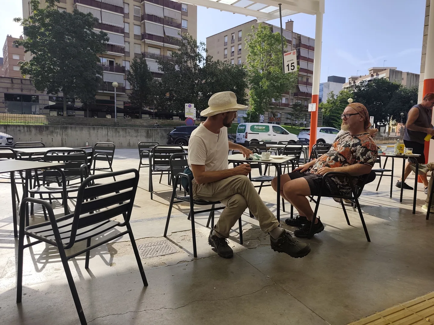 Robert a Lego na autobusovém nádraží před vyzvednutím auta