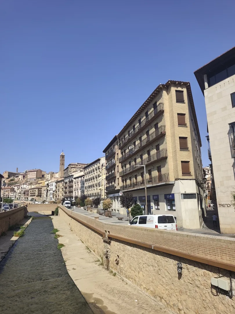 Tarazona mi trochu připomínala Karlovy vary tímhle pohledem.