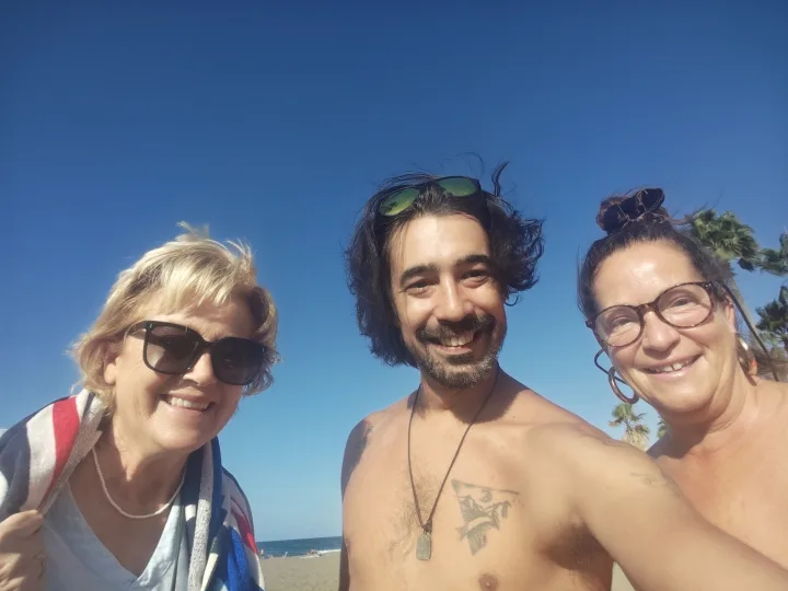 Random supporters from the beach. One of them is Karen. But most lovely Karen which I meet ever. They support us and pay taxi back to apartment. ❤️🧑🏼‍🦯